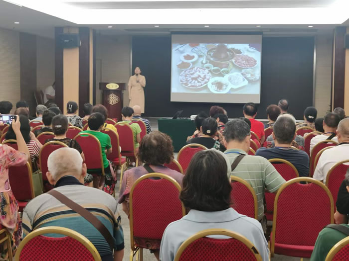 綿陽(yáng)中旅行假日旅行社舉行胡楊林、南疆專(zhuān)列推薦會(huì )
